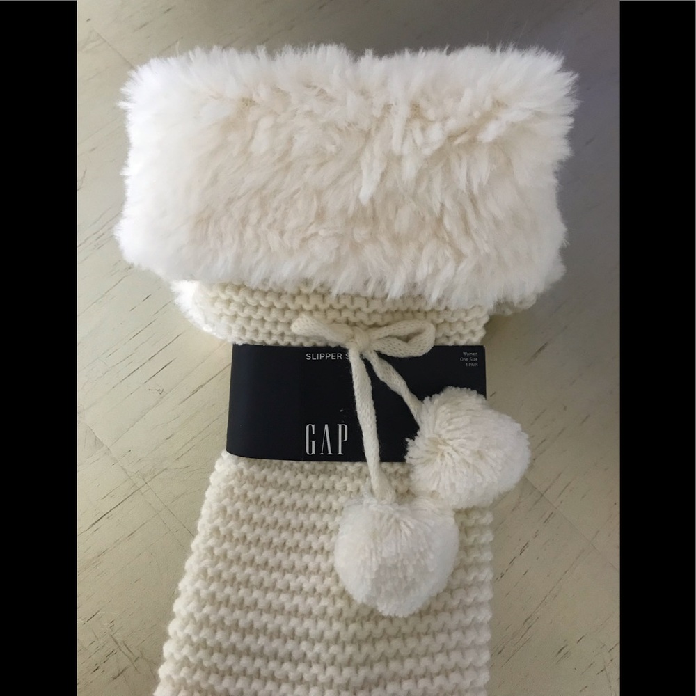 NEW GAP CUTE & COMFY IVORY FAUX FUR SLIPPER SOCKS!